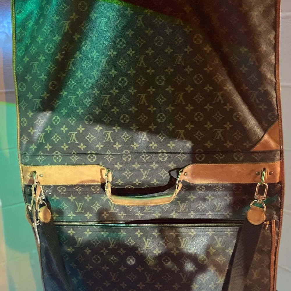 Selling a used authentic Louis Vuitton Luggage Garment Bag.